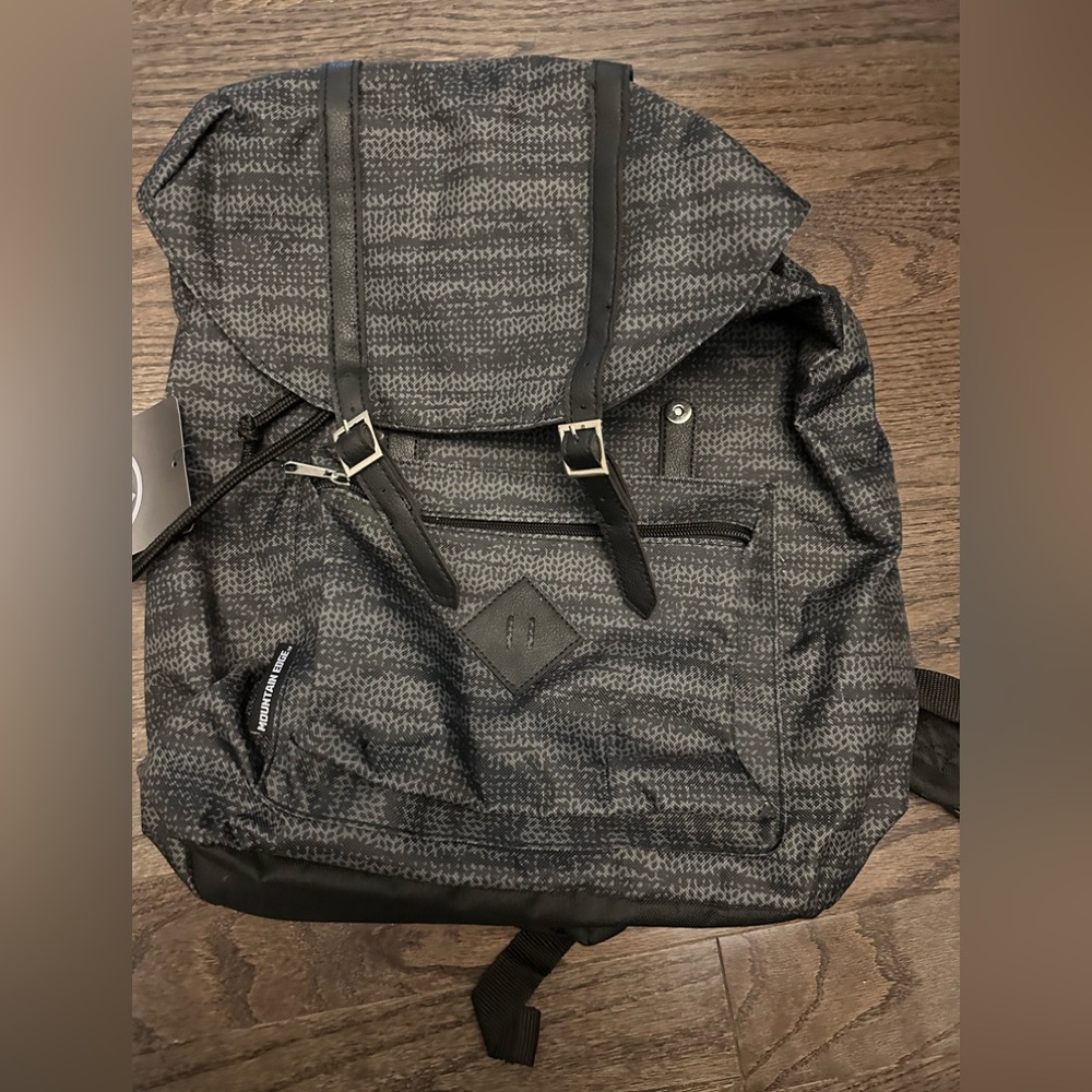Mountain Edge Black New Backpack. Adjustable straps and pull close front.